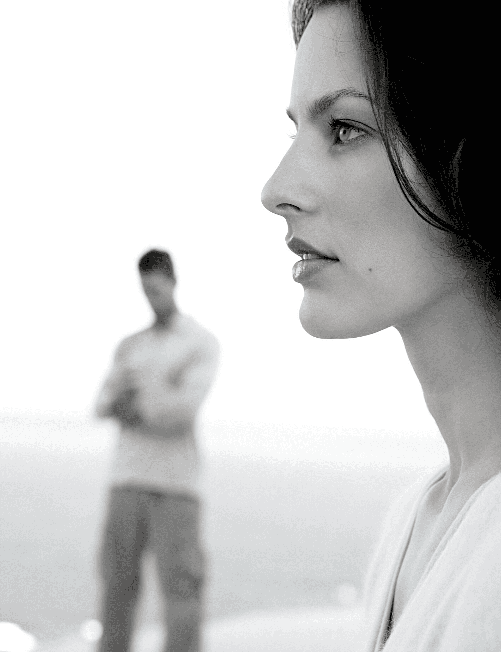 Une photo en noir et blanc d'une femme et un homme