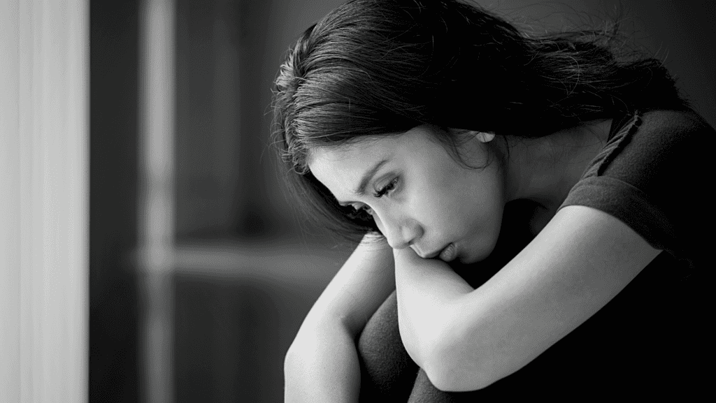 photo noire et blanc d'une femme triste qui vit une rupture amoureuse