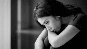photo noire et blanc d'une femme triste qui vit une rupture amoureuse