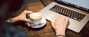 prendre un café et écrire des articles de blog sur laptop