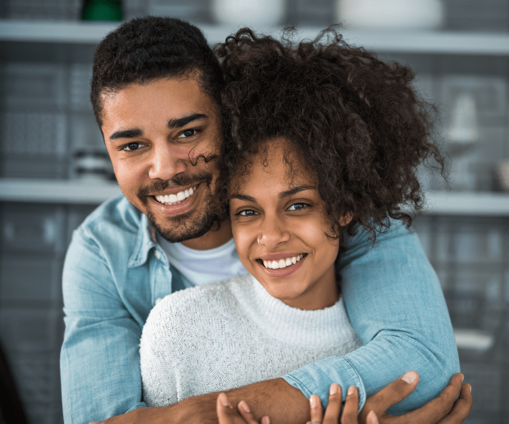 Un homme et une femme noir qui se tiennent dans les bras heureux et en amour