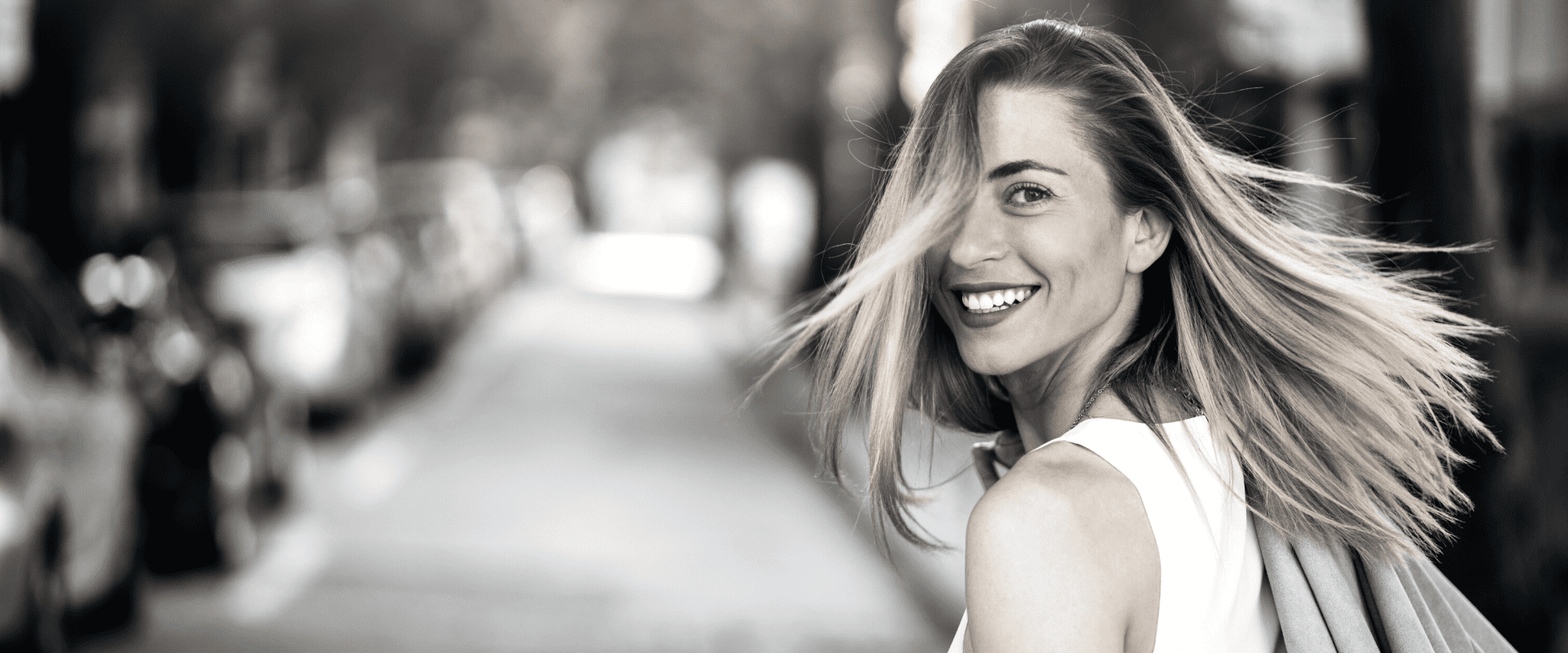 Une photo en noir et blanc d'une belle femme heureuse et épanouie