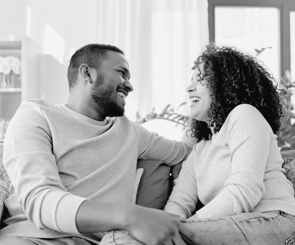 Une photo en noir et blanc d'un couple heureux qui entretiennent une belle conversation