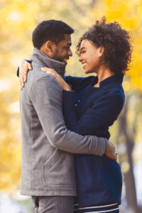 homme et femme qui se tiennent dans les bras dans les couleurs d'automne.