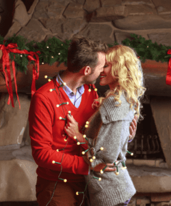 un couple heureux qui s'embrasse à Noël