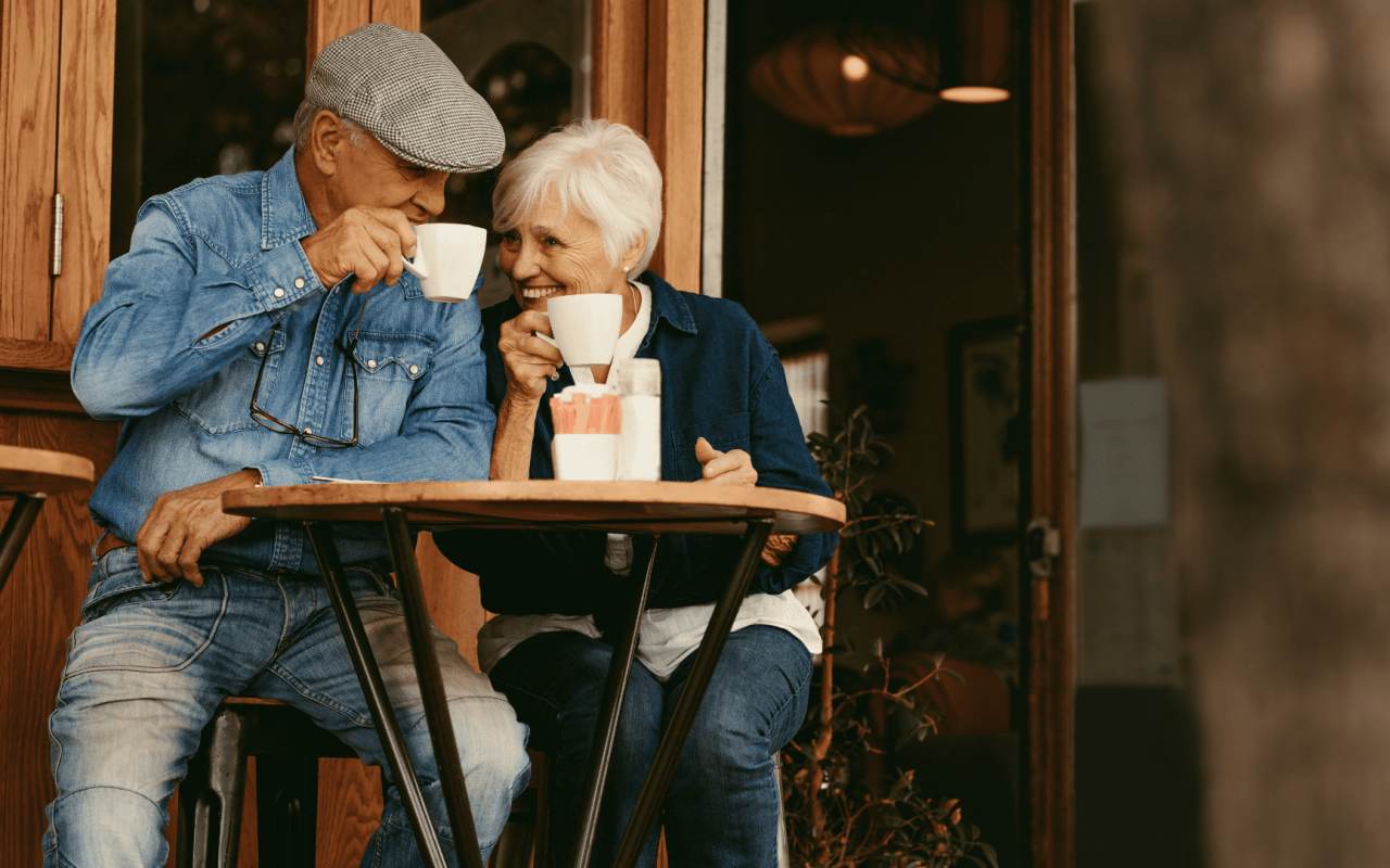 un petit couple heureux assit ensemble dans un café